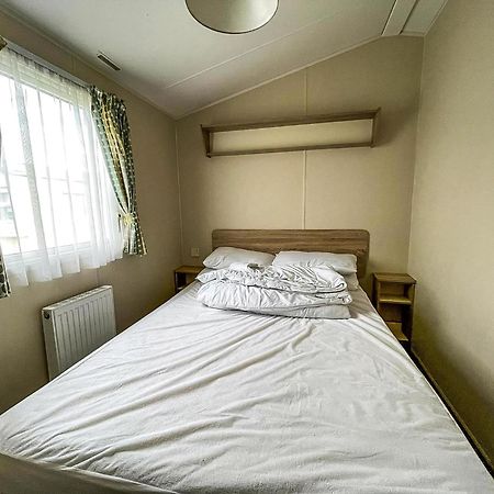 Great 6 Berth Caravan Nearby The Beach In Walton-On-The-Naze Ref 17181X Kültér fotó