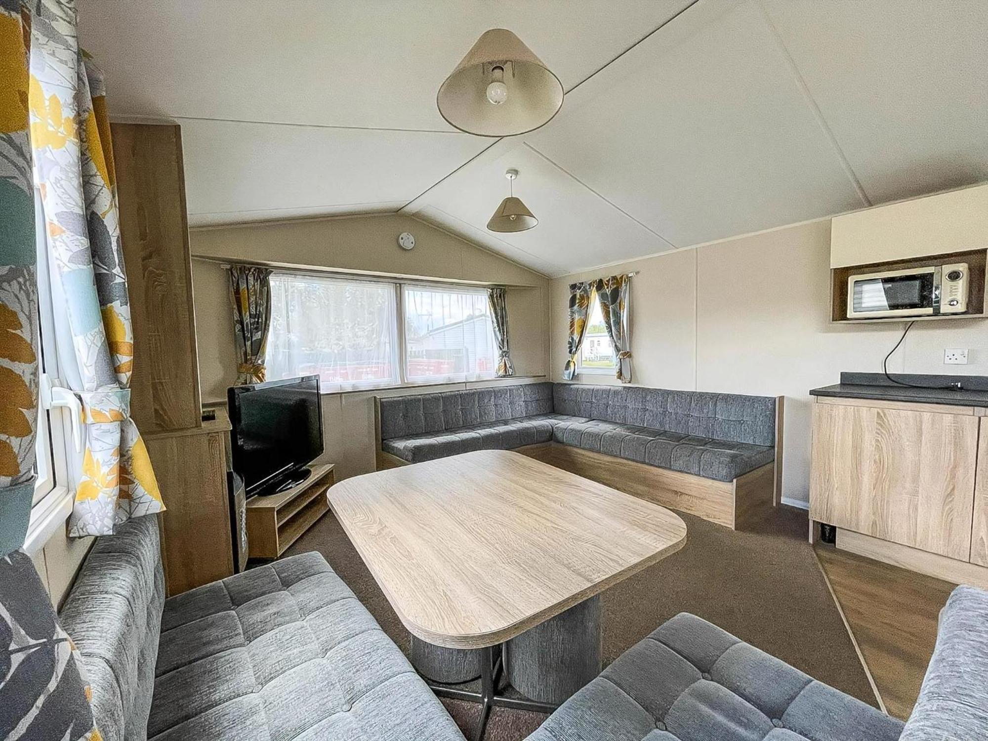 Great 6 Berth Caravan Nearby The Beach In Walton-On-The-Naze Ref 17181X Kültér fotó